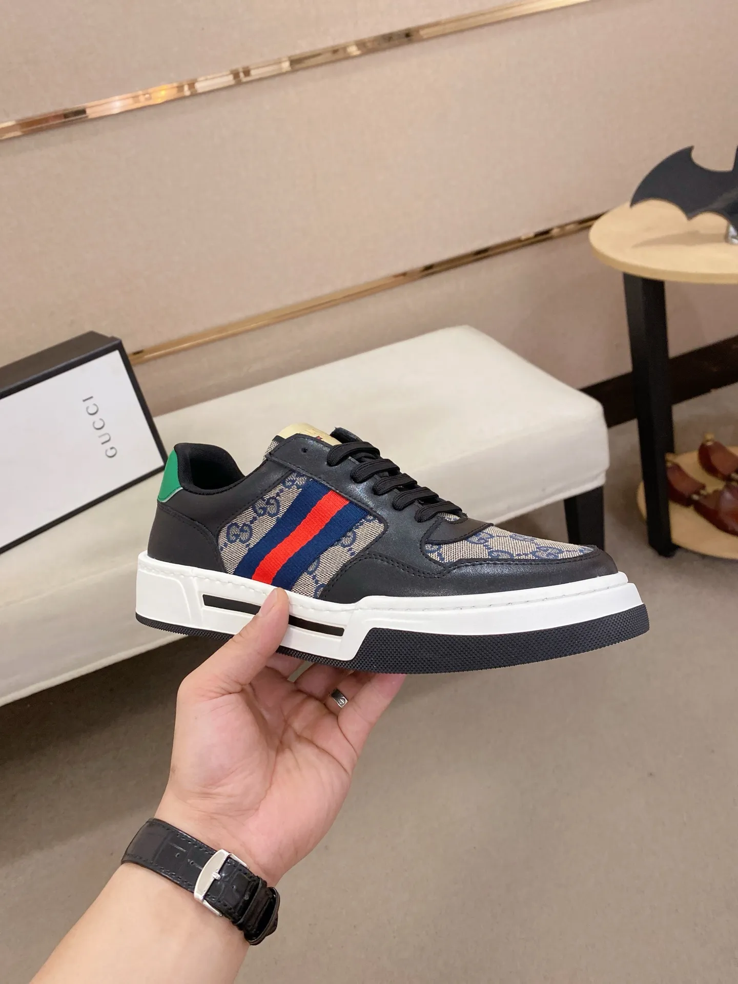 Men's Men's Shoes💰 420💰【Gucci】Gucci men's latest series of casual shoes! The official website is built 1:1. The upper is made of imported high-quality cowhide, and the lining is made of high-quality sheepskin, which is soft and comfortable. Picky selection of materials and exquisite workmanship give you the best enjoyment. Number of yards: 38-44 yards.